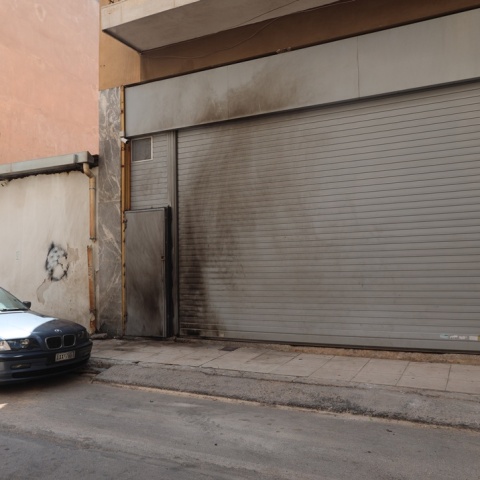 Κολωνός: Επίθεση με γκαζάκια σε είσοδο πολυκατοικίας