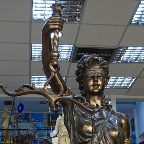 Όταν το κράτος ζητά επισήμως να μην επιβάλλεται ο νόμος