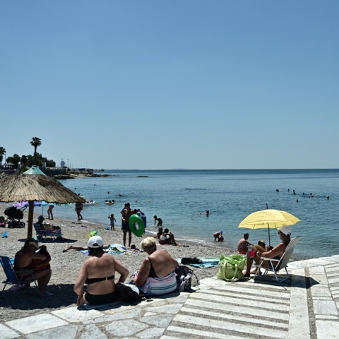 Λουόμενοι σε παραλία στο Παλαιό Φάληρο