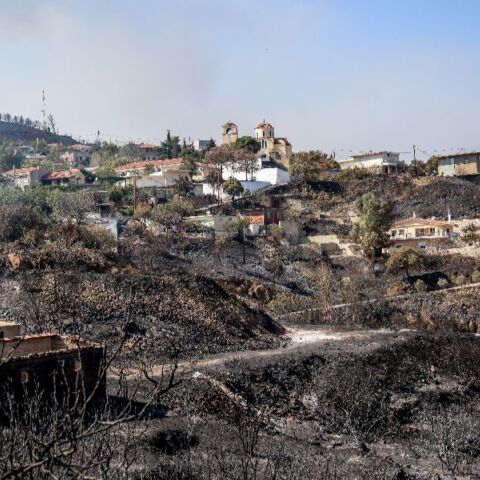 Φωτιά στη Χίο: Συνεχίζεται η μάχη με τις αναζωπυρώσεις - Μήνυμα του 112 για εκκένωση σε Λεπτόποδα και Καμπιά