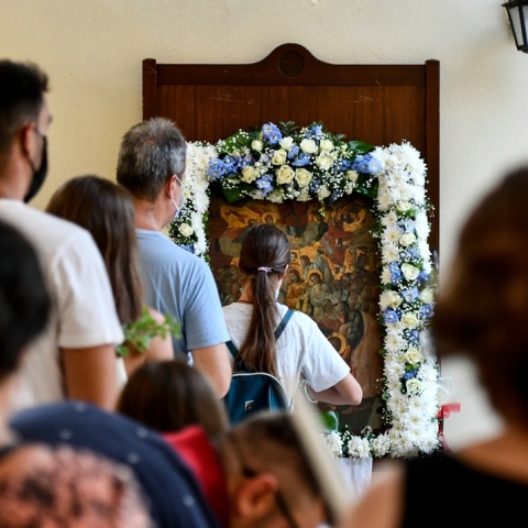 Πιστοί προσκυνούν την εικόνα της Παναγίας