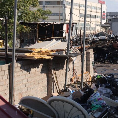 Υπό έλεγχο η φωτιά στη βιοτεχνία ανακυκλώσιμων υλικών στο Αιγάλεω