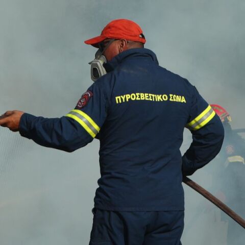 Αργολίδα: Με κάταγμα σε σπόνδυλο, γόνατο και φτέρνα ο πυροσβέστης που τραυματίστηκε ενώ έσβηνε τη φωτιά