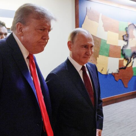 Sky News: Η γλώσσα του σώματος «πρόδωσε» τον Τραμπ μετά τη συνάντηση με τον Πούτιν - «Έδειχνε να καταπιέζει κάτι που σκεφτόταν» 