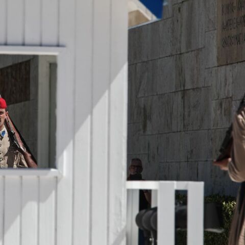 Λεκτική επίθεση δέχτηκαν οι Εύζωνες από μετανάστη στο Σύνταγμα - Διακόπηκε η αίτηση ασύλου του, λέει ο Πλεύρης 