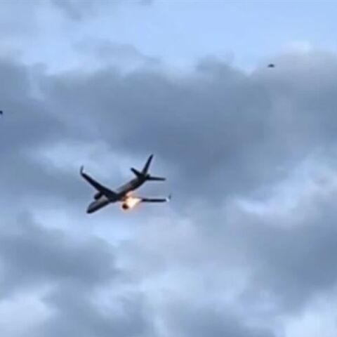  Η στιγμή που εκρήγνυται κινητήρας αεροσκάφους πάνω από την Κέρκυρα