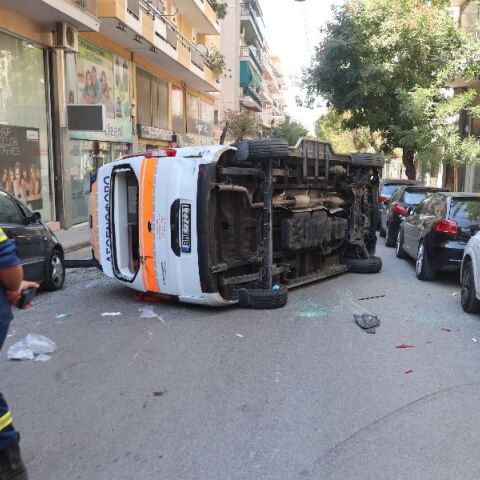 Ανετράπη ασθενοφόρο στην περιοχή Γουδή - Μετέφερε ασθενή