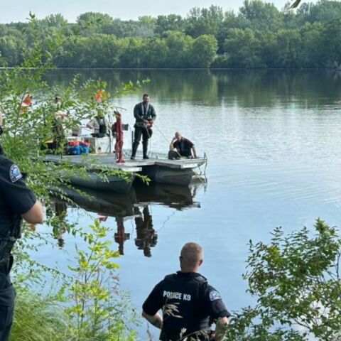 Ψαράς στη Μινεσότα βρήκε με σόναρ βυθισμένο αυτοκίνητο - Μέσα εντοπίστηκαν λείψανα, πιθανόν αγνοούμενου από το 1967 - Η υπόθεση εξαφάνισης. 