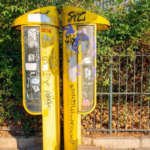 Απομάκρυνση των εγκαταλελειμμένων καρτοτηλεφώνων από τα πεζοδρόμια της Αθήνας	