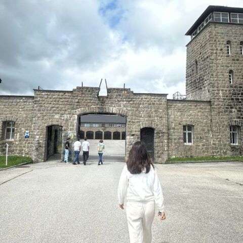 Το Μαουτχάουζεν, ο Θεοδωράκης και το σημαντικότερο μουσικό έργο που γράφτηκε ποτέ για το Ολοκαύτωμα 