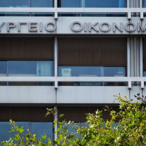 ΥΠΟΙΚ: Ο κρατικός προϋπολογισμός κατέγραψε πλεόνασμα 2,1 δισ. ευρώ στο επτάμηνο, υπερβαίνοντας τον στόχο, με αυξημένα έσοδα και μειωμένες δαπάνες