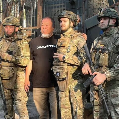 Ai Weiwei: Ο Κινέζος καλλιτέχνης και ακτιβιστής συνάντησε Ουκρανούς στρατιώτες και πολιτιστικούς φορείς στο Χάρκοβο, εν μέσω επιθέσεων από τη Ρωσία.