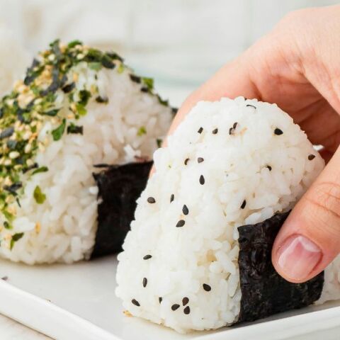 Ιαπωνία: Η αλυσίδα μίνι μάρκετ Ministop ανέστειλε την πώληση ονιγκίρι και άλλων προϊόντων, αφού ανακάλυψε πως υπάλληλοι παραποιούσαν τις ημερομηνίες λήξης.