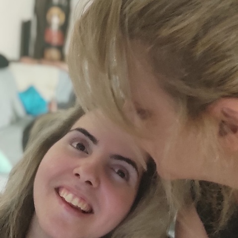 «Σιώπησες, μα τα μάτια σου ουρλιάζουν»: Το μήνυμα της μητέρας της Άσπας 12 χρόνια μετά τον πυροβολισμό από τον πατέρα της