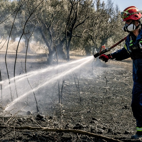 Πυροσβέστης ενεργεί για την κατάσβεση φωτιάς