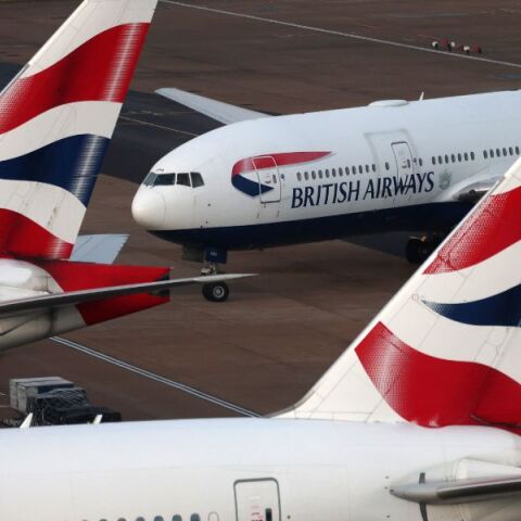 Αεροσυνοδός της British Airways βρέθηκε γυμνός σε τουαλέτα αεροσκάφους, υπό την επήρεια ναρκωτικών, κατά τη διάρκεια πτήσης Καλιφόρνια-Λονδίνο.