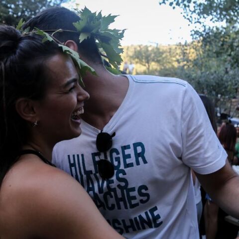 «Το Γλέντι», το τραγούδι του Νίκου Οικονομίδη από το 2006, έγινε το viral hit του καλοκαιριού με νέες ερμηνείες και ασταμάτητες διασκευές.