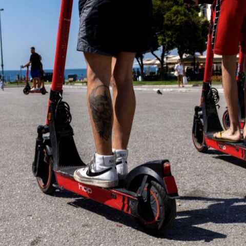 Θεσσαλονίκη: Η αυξημένη χρήση πατινιών και οι επικίνδυνες συμπεριφορές οδηγούν σε ελέγχους και αυστηρότερα πρόστιμα - Νέος ΚΟΚ έρχεται να βάλει τάξη στο χάος.