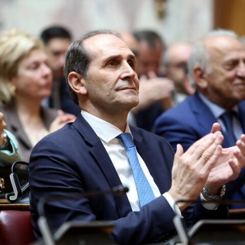 Στην Αλεξάνδρεια Ημαθίας τελείται η κηδεία του Απόστολου Βεσυρόπουλου - Συγκίνηση στην οικογένεια και τον πολιτικό κόσμο για την απώλειά του.