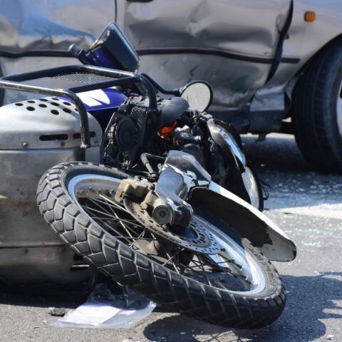 Θανατηφόρο τροχαίο στην Αταλάντη: 32χρονη μητέρα σκοτώθηκε όταν αυτοκίνητο παραβίασε STOP και χτύπησε τη μηχανή που οδηγούσε.