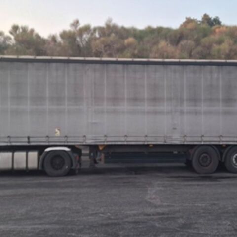 Συνελήφθησαν 4 διακινητές σε Ροδόπη και Έβρο που μετέφεραν 21 παράτυπους μετανάστες - Κατασχέθηκαν οχήματα, χρήματα και κινητά.