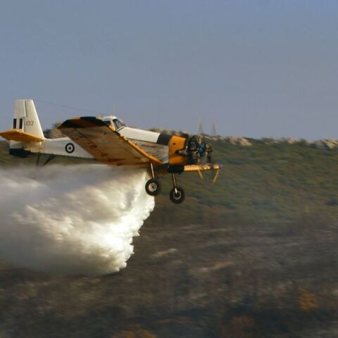 Φωτιά σε δασική έκταση στα Δερβενοχώρια Βοιωτίας - Επιχειρούν 90 πυροσβέστες, 25 οχήματα, 4 αεροσκάφη και 3 ελικόπτερα.