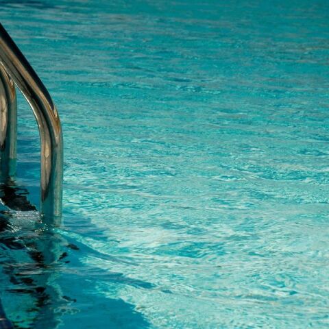 Παξοί: Ποινική δίωξη ασκήθηκε στους γονείς και τον παππού της 4χρονης που πνίγηκε σε πισίνα βίλας - Το παιδί χάθηκε από την προσοχή τους και εντοπίστηκε νεκρό