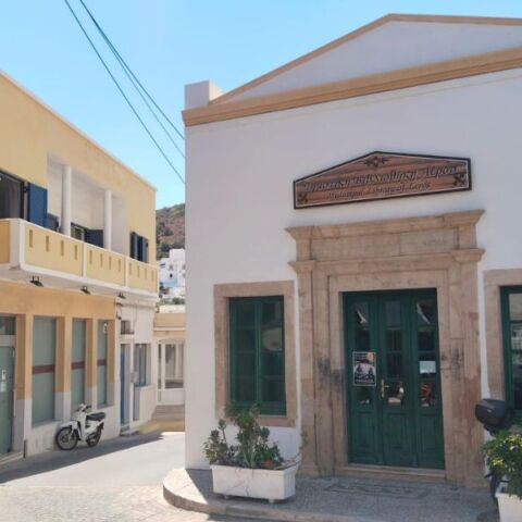 H Δημοτική Βιβλιοθήκη Λέρου, με ιστορία που ξεκινά τον 19ο αιώνα, εξελίχθηκε σε σύγχρονο πολιτιστικό κέντρο, προσφέροντας γνώση και δράσεις φιλαναγνωσίας.