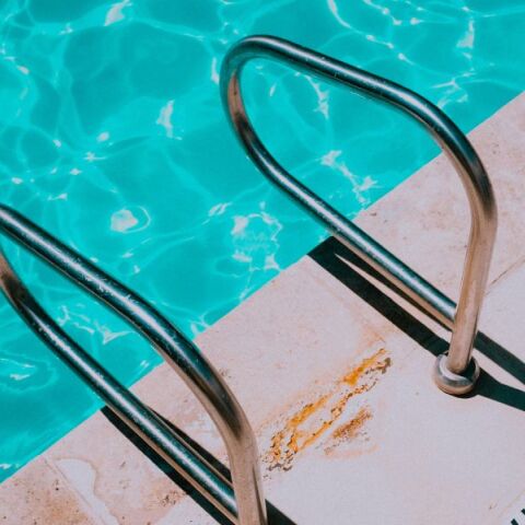 Ένας νεαρός Βραζιλιάνος εντοπίστηκε νεκρός σε πισίνα ξενοδοχείου στη Μύκονο, ενώ ο φίλος του νοσηλεύεται - Οι αρχές ερευνούν τα αίτια του θανάτου.