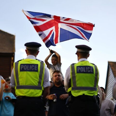 Διαδηλωτές συγκρούστηκαν με τις αστυνομικές δυνάμεις κατά τη διάρκεια κινητοποιήσεων σε όλη τη Βρετανία ενάντια σε ξενοδοχεία που στεγάζουν αιτούντες άσυλο