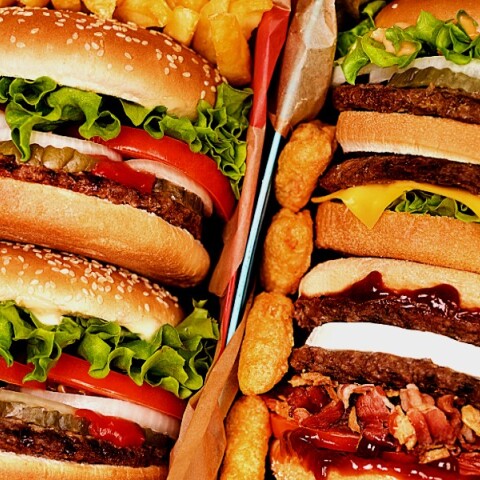 Τελικά φταίνε τα burgers και η πίτσα για την ακμή σου;