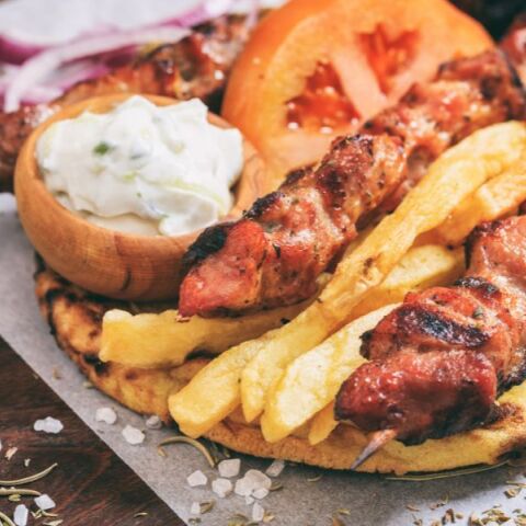 Το σουβλάκι, το εθνικό μας street food, έχει πλέον τιμή που σοκάρει - Στα ύψη οι τιμές σε Κρήτη και Αττική, στο Ηράκλειο ξεπέρασε τα 6 ευρώ