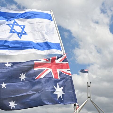 Η Αυστραλία απέλασε τον Ιρανό πρέσβη, κατηγορώντας την Τεχεράνη για εμπρηστικές επιθέσεις σε καφέ και συναγωγή με αντισημιτικά κίνητρα.