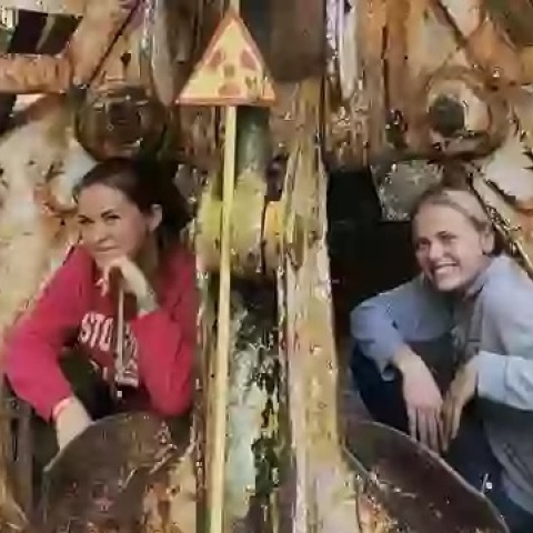 Μία φωτογραφία δύο γυναικών που ποζάρουν πάνω σε μια ραδιενεργή δαγκάνα από εκσκαφέα στον χώρο της καταστροφής του Τσερνόμπιλ, έχει επανέλθει στο προσκήνιο