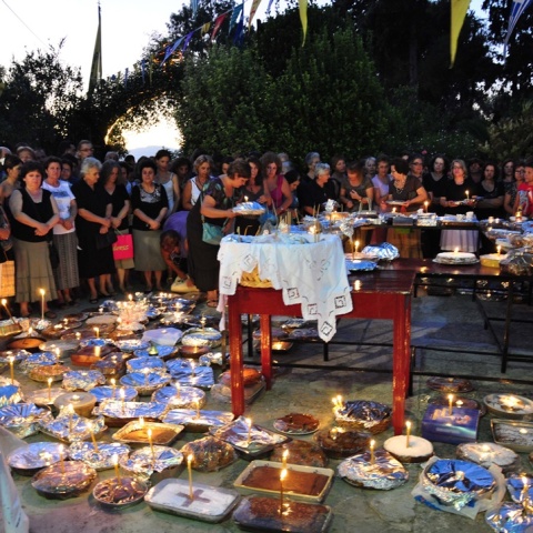 Φανουρόπιτες στον περίβολο εκκλησίας