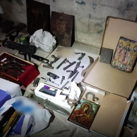 Καισαριανή: Φωτογραφίες από το οπλοστάσιο που βρέθηκε σε κάδο απορριμμάτων