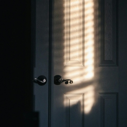 Πόρτα που πέφτει πάνω της λιγοστό φως