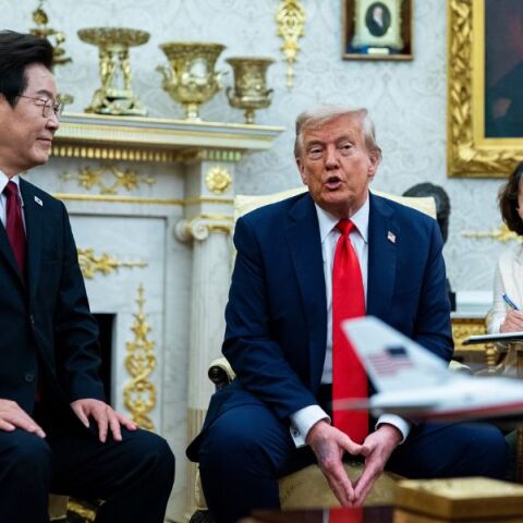 Ο Ντόναλντ Τραμπ φάνηκε με εμφανή μώλωπα στο χέρι στο Οβάλ Γραφείο, προκαλώντας εικασίες για την υγεία του, παρότι ο γιατρός του μιλά για ασπιρίνη.