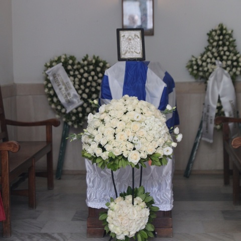 Συγκίνηση στην κηδεία του Δημήτρη Κωνσταντάρα: Τυλιγμένο με την ελληνική σημαία το φέρετρό του