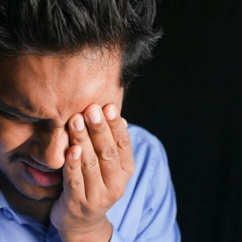 Ξαφνικές λάμψεις και αυξημένα «μυγάκια» στα μάτια: Τι μπορεί να κρύβουν;