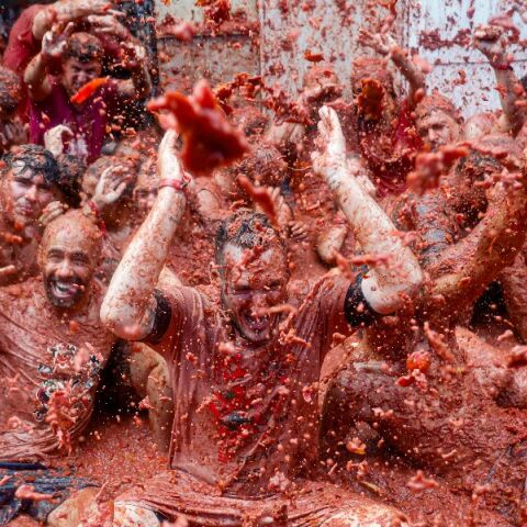 Ντοματοπόλεμος στην Ισπανία: Εντυπωσιακές εικόνες από το φεστιβάλ που βάφει κόκκινους τους δρόμους κάθε Αύγουστο