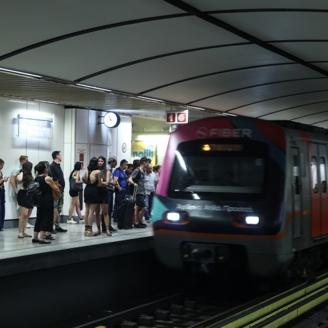 Συρμός του μετρό σε αποβάθρα όπου αναμένει κόσμος