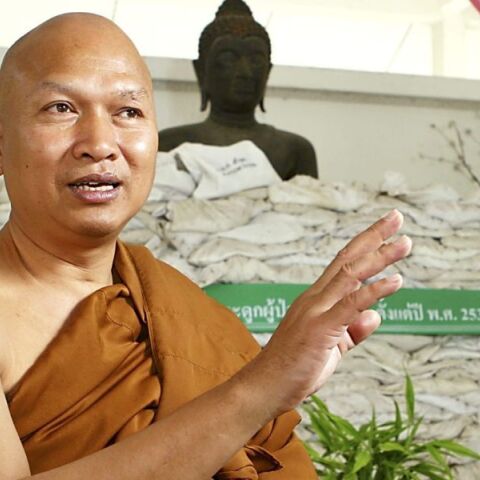 Ταϊλάνδη: Ο Βουδιστής μοναχός Λουάνγκ Πορ Αλονγκότ, γνωστός για το ορφανοτροφείο που ίδρυσε για ασθενείς με HIV/Aids, κατηγορείται για υπεξαίρεση δωρεών 