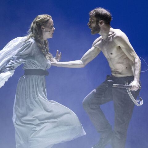 «Όσα Παίρνει ο Άνεμος»: Επιστρέφει στο Δημοτικό Θέατρο Πειραιά και γίνεται εξώφυλλο στο αμερικανικό «The Scarlett Letter»