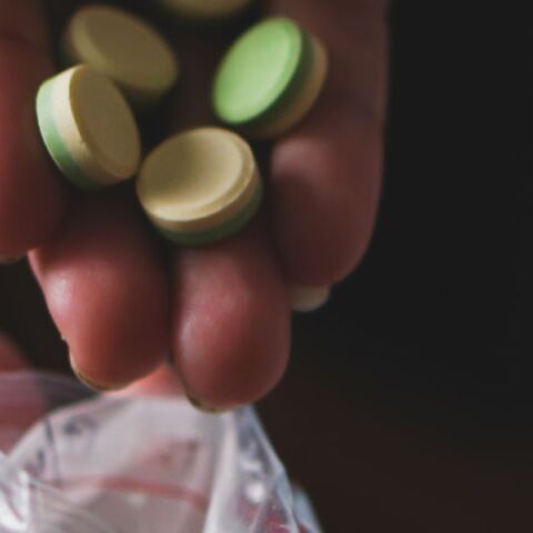 Συνελήφθησαν δύο άνδρες στη Μύκονο με κοκαΐνη, MDMA και XTC - Είχαν δίκτυο διακίνησης ναρκωτικών σε πάρτι - Έρευνες για προμηθευτές.