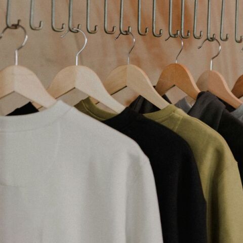 Θεσσαλονίκη: Κατασχέθηκαν 4.202 απομιμητικά ρούχα με πλαστά σήματα - Συνελήφθησαν δύο άτομα, πρόστιμο 30.000 ευρώ.