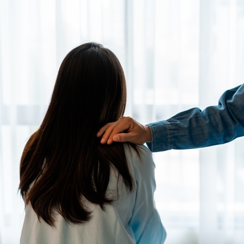 Χέρι άνδρα πάνω στον ώμο γυναίκας