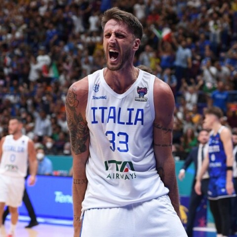 Eurobasket 2025: Υπέροχη κίνηση από τους Έλληνες φιλάθλους - Σήκωσαν πανό συμπαράστασης στον Ακίλε Πολονάρα