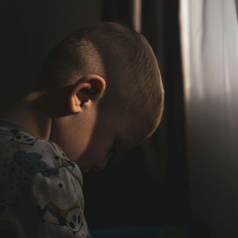 Καμίνια: Την ευθύνη στην κόρη της ρίχνει η μητέρα του 5χρονου που ήταν κλειδωμένος στο σπίτι - «Όλοι θα λένε πού είναι αυτή η μάνα;»