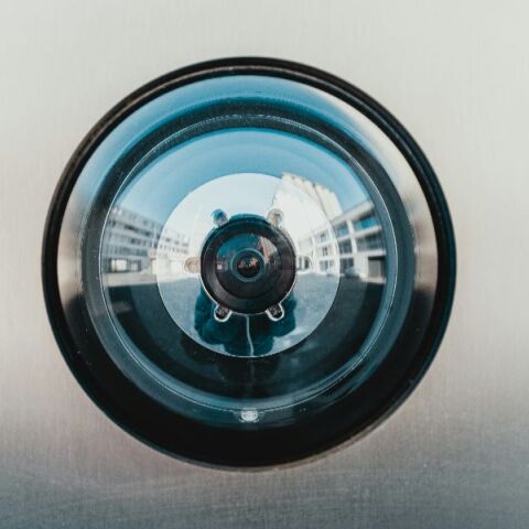 Παλλήνη: 43χρονος έβαλε κρυφή κάμερα στις τουαλέτες της δουλειάς του και τη ρύθμιζε κάθε πρωί - Τη βρήκε συνάδελφός του